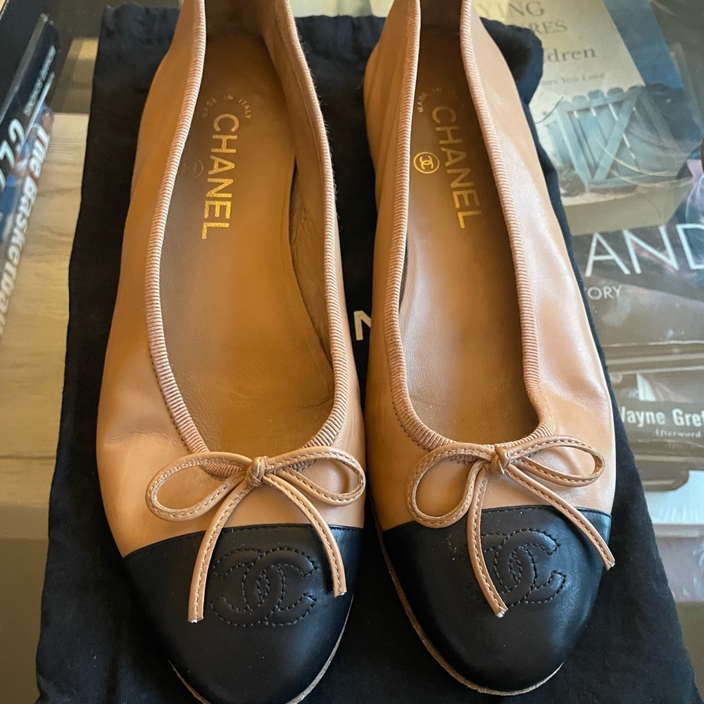 Chanel beige and black leather ballerina flats.